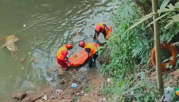 Tim Rescue Disdamkar Kota Bekasi saat mengevakuasi korban. (Disdamkar for BacainD.com)