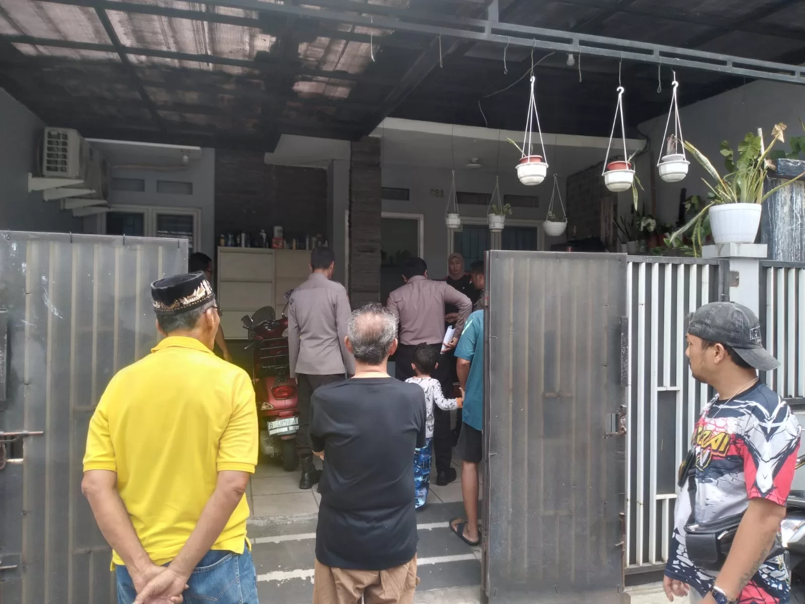 Anggota polisi olah TKP pencurian