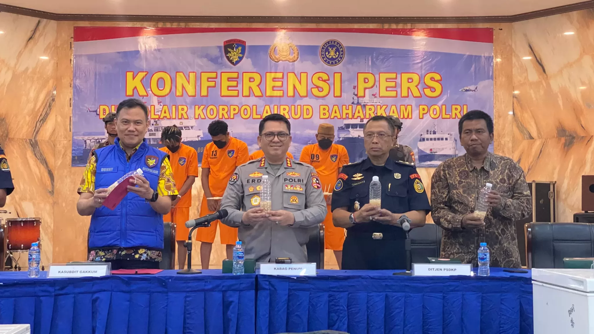 Kasubdit Penegakan Hukum (Gakkum) Ditpolair Baharkam Polri, Kombes Donny Charles Go saat menunjukkan barang bukti. (Hms)