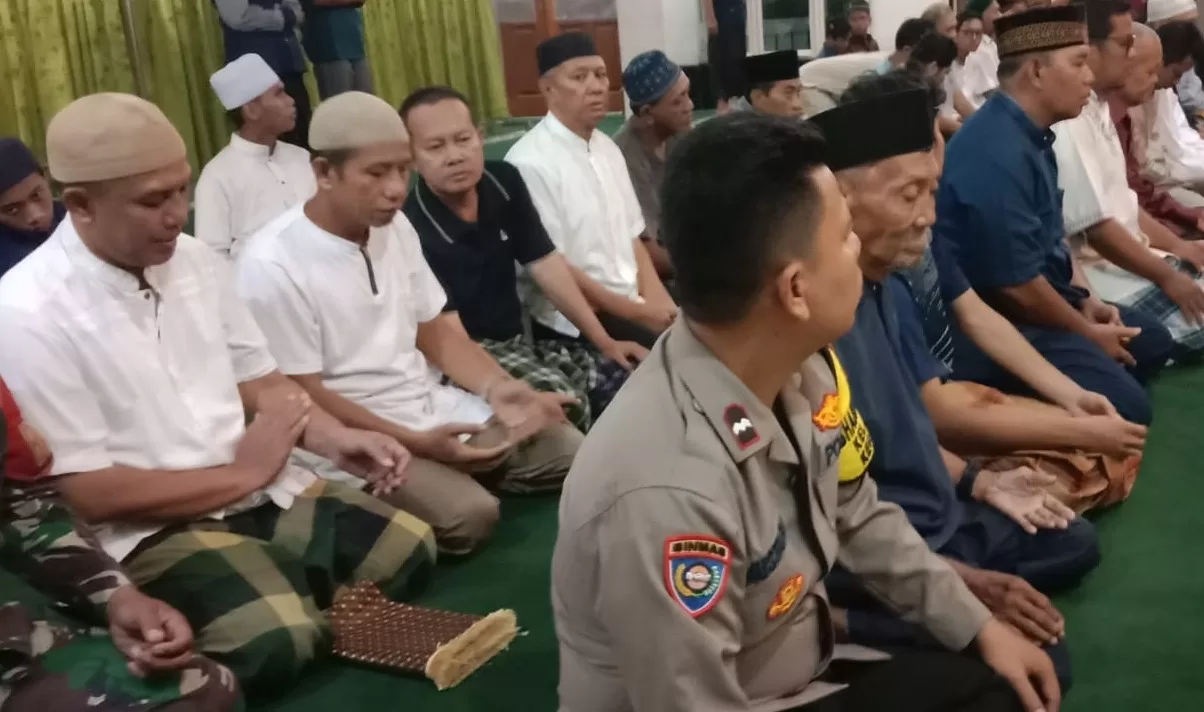 Bhabinkamtibmas Jatisari saat mengikuti sholat subuh berjamaah dan memberikan himbauan Kamtibmas. (Hms)