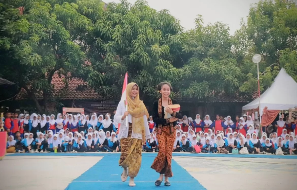Dua pelajar SMP Negeri 4 Setu saat menunjukkan kreatifitas pada acara Botram.