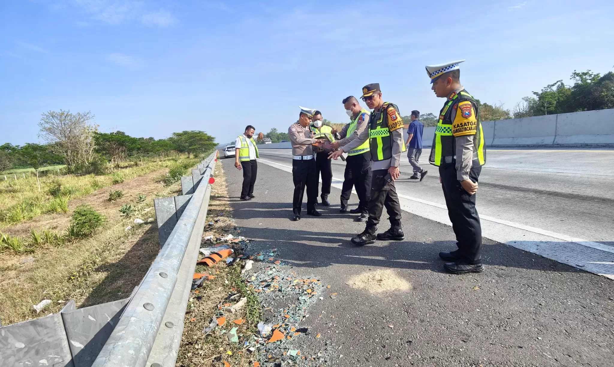 anggota Kepolisian bersama jasaraharja saat melakukan olah TKP (Humas for Bacaind)