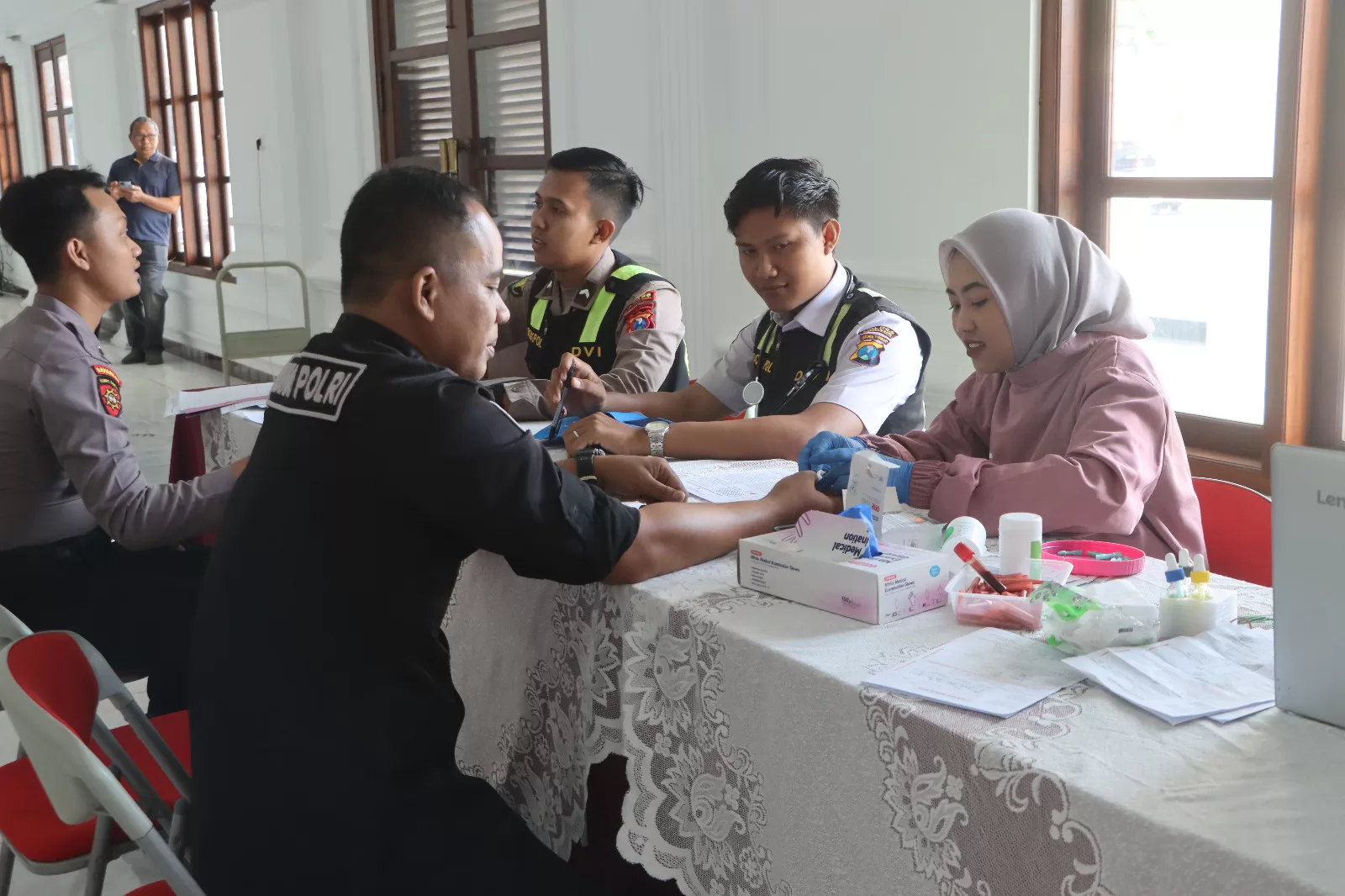 Kasi Humas Polres Pasuruan Kota Aipda Junaedi saat mengikuti serangkaian donor darah (Hms for BacainD)