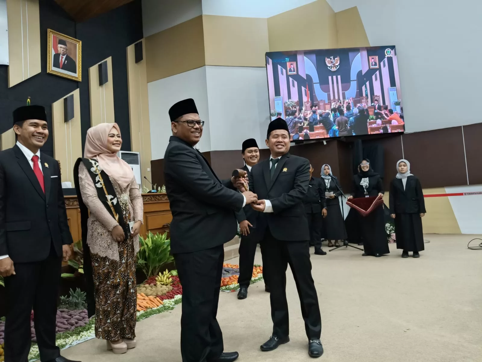 Ketua Sementara Abd Karim saat menyerahkan Palu Persidangan Kepada Ketua Baru DPRD Samsul Hidayat (BM)