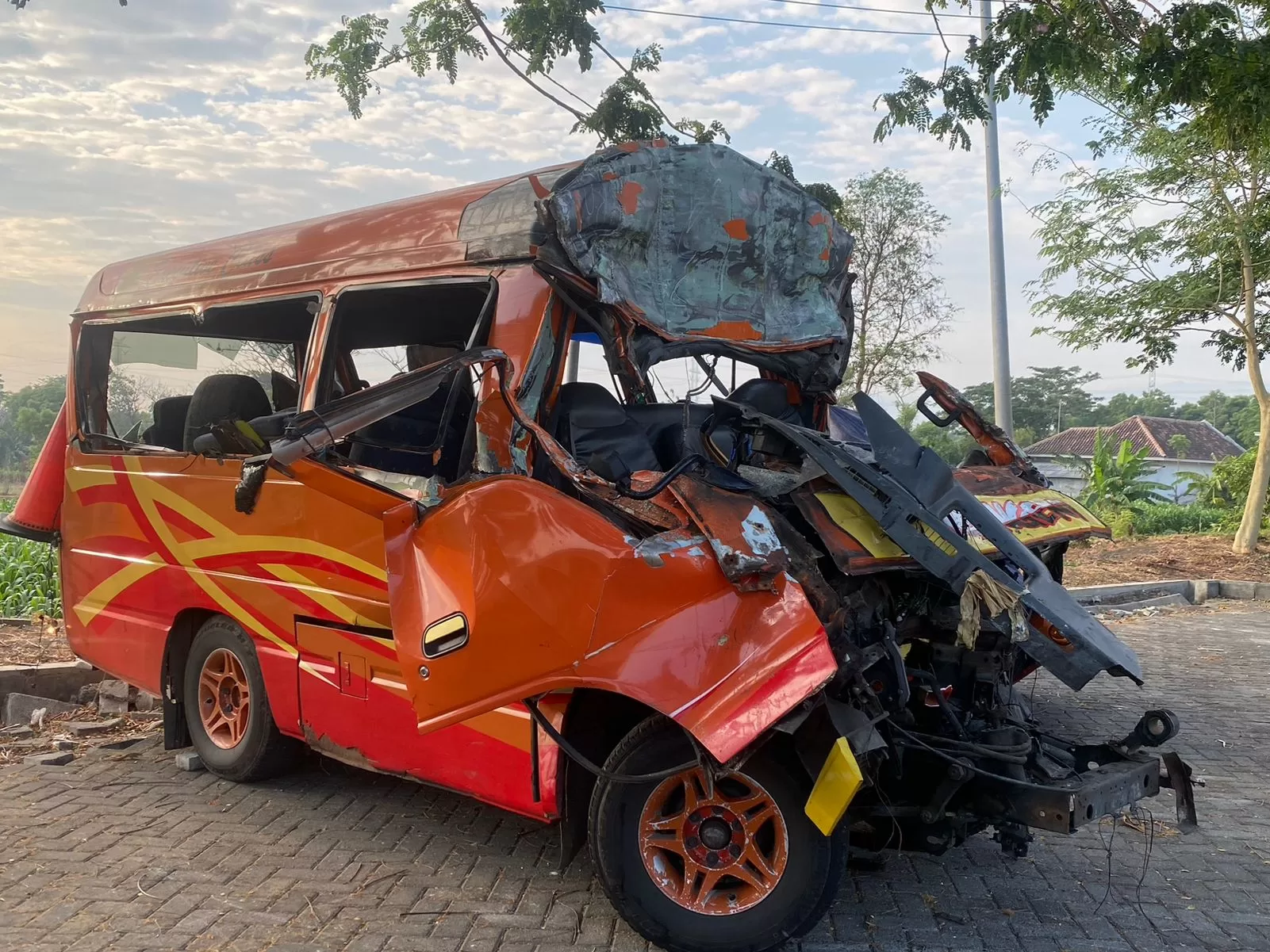 Kondisi mobil Travel usai alami kecelakan lalu lintas (Humas for Bacaind)