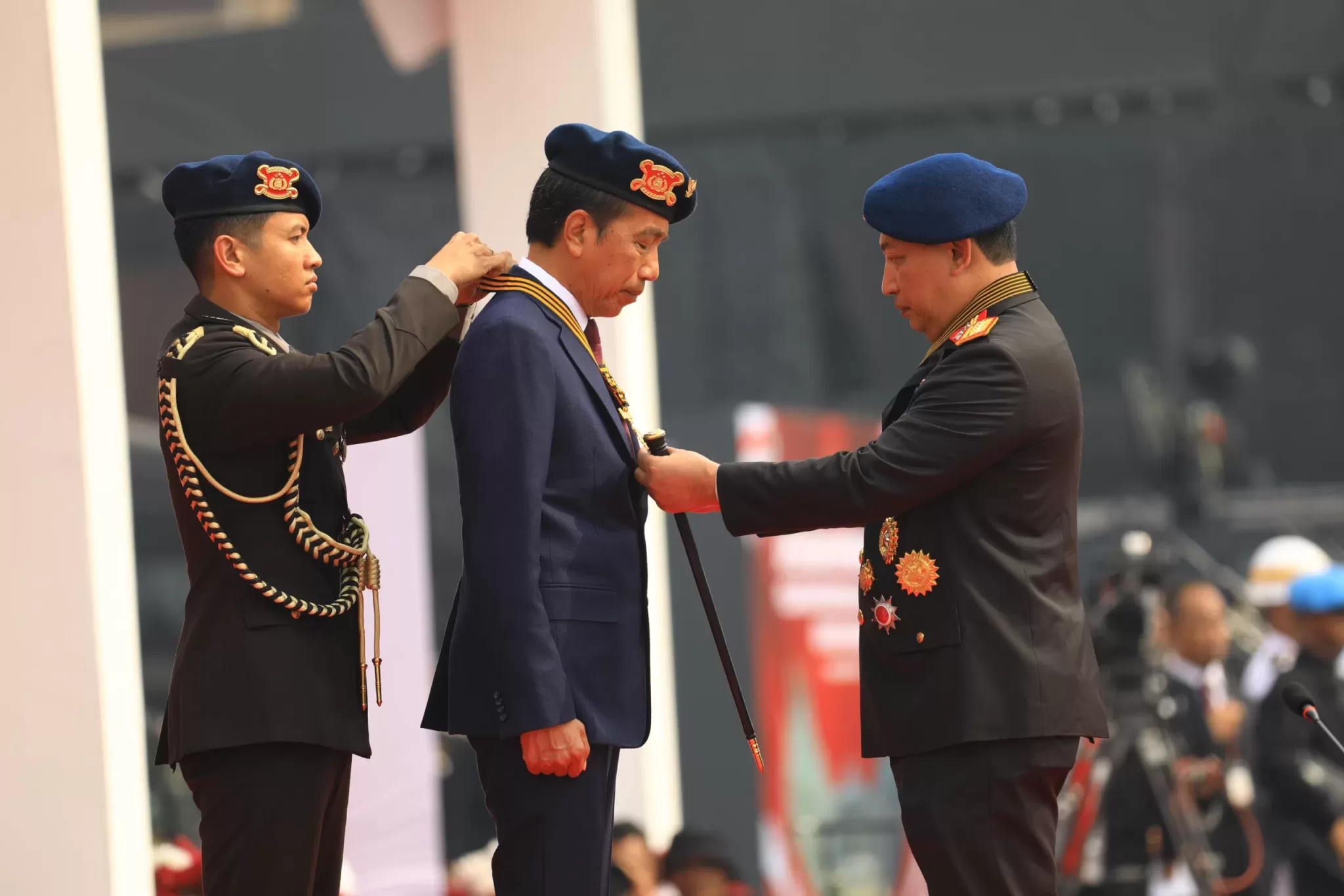 Kapolri saat menyematkan medali Loka Praja Samrakshana untuk Presiden Joko Widodo. (Hms)
