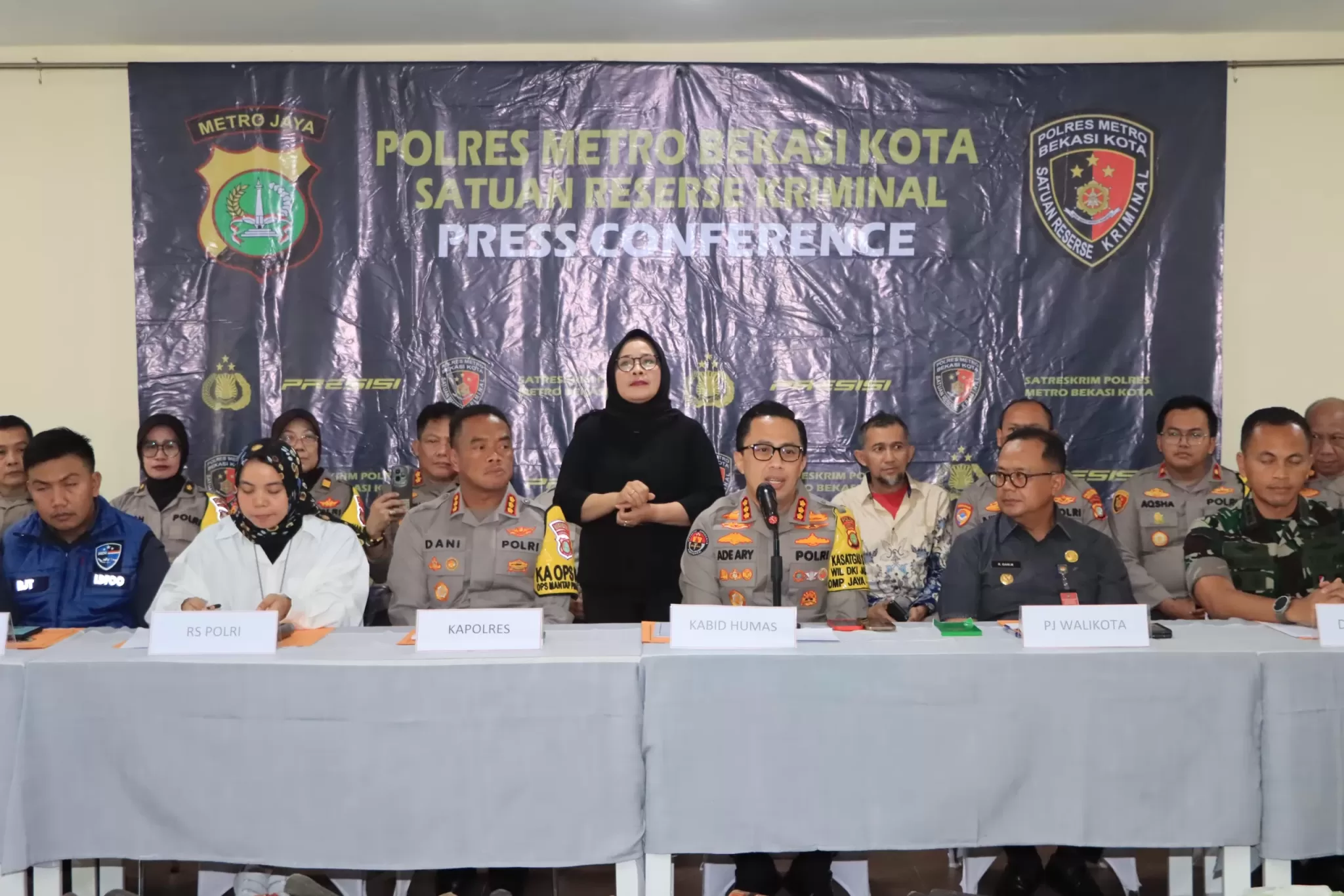 Jumpa Pers Penemuan 7 mayat di bekasi.