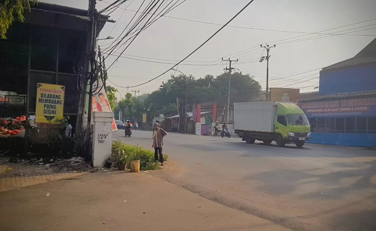 Kabel di Komplek Sapta Taruna III, Kelurahan Bojong Rawalumbu yang dikeluhkan warga. (Lnd)