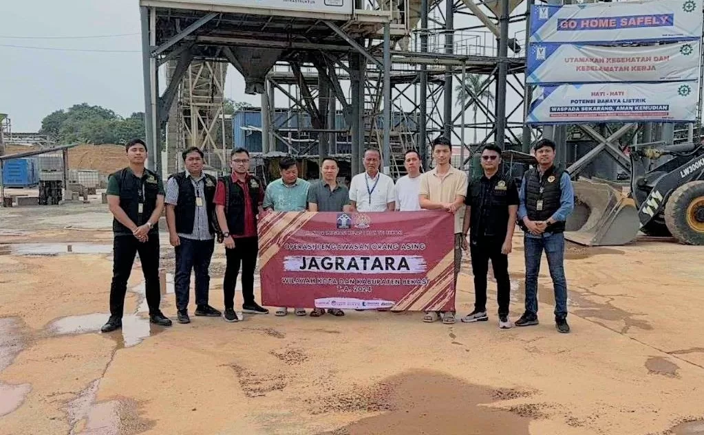Petugas Imigrasi Bekasi saat Operasi Jagratara di salah satu industri di Kabupaten Bekasi.