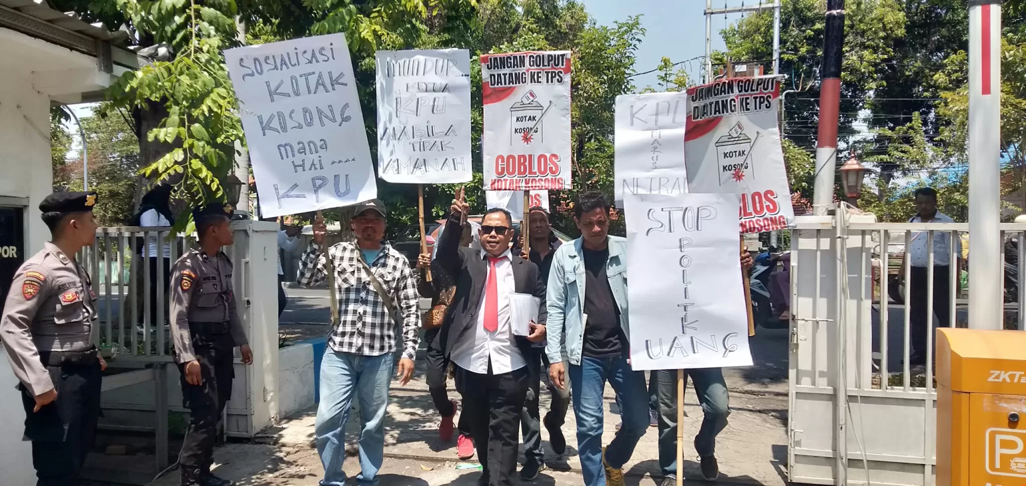 Ayi Suhaya bersama Massa AFPDM saat tiba di KPU Kota Pasuruan (BM)