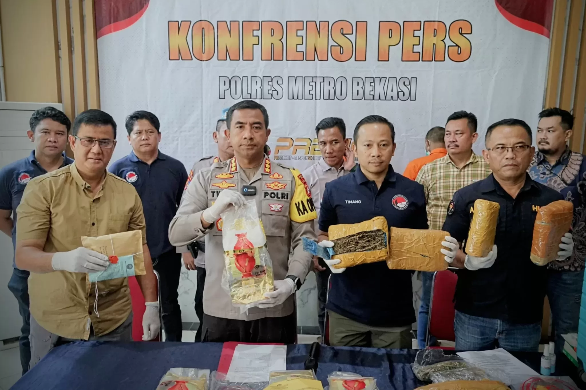 Kapolres Metro Bekasi dan Kasat Narkoba beserta jajaran pihak kepolisian saat menunjukkan barang bukti kepada media. (Hms)