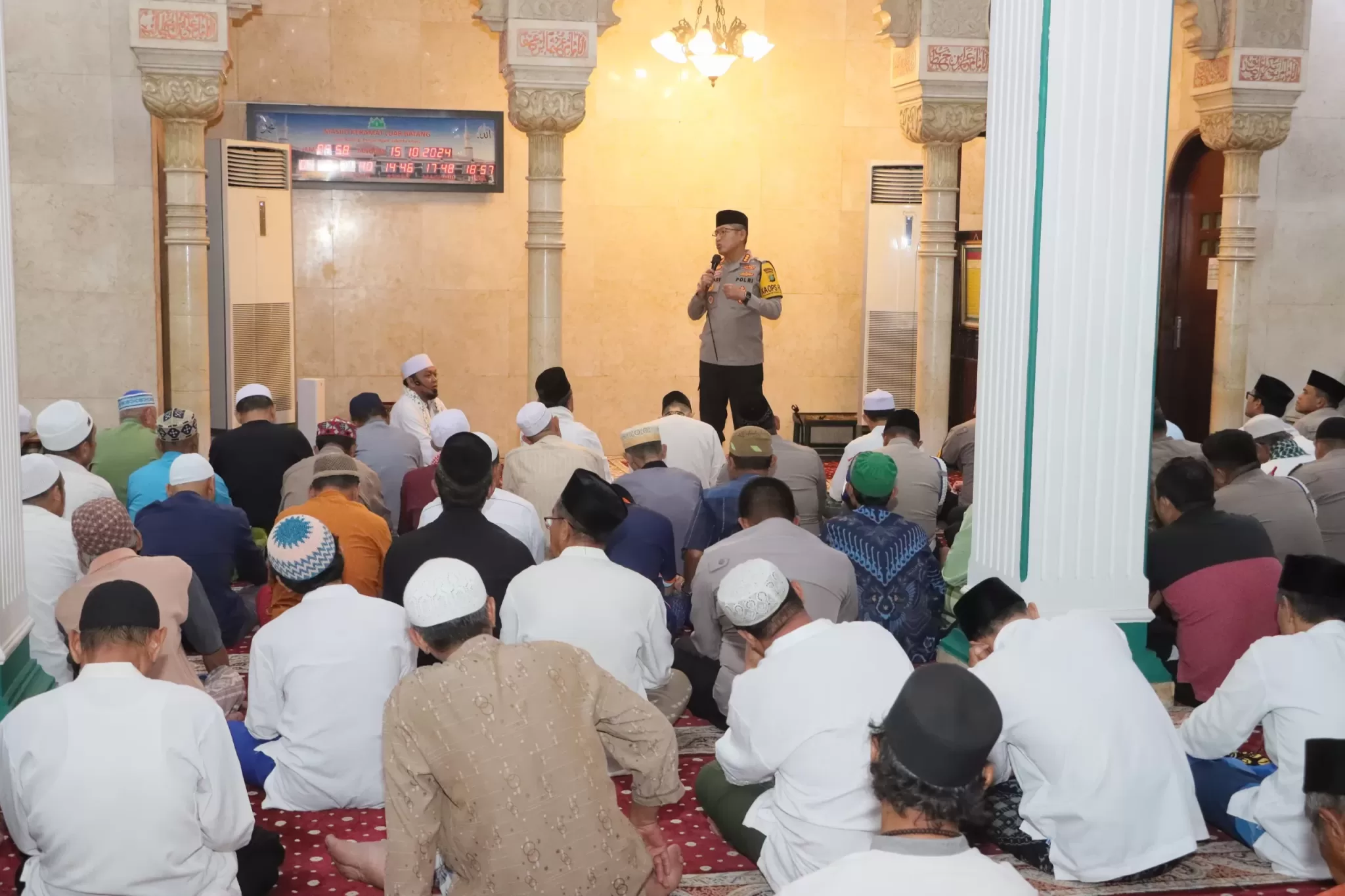 Kapolres Metro Jakarta Utara saat memberikan himbauan kamtibmas di Shalat Shubuh Berjamaah. (Hms)