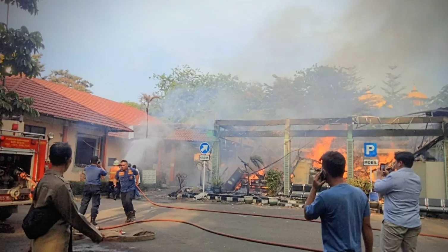 Petugas saat memadamkan api di Pendopo Kantor Kecamatan Bekasi Selatan. (Nikko)