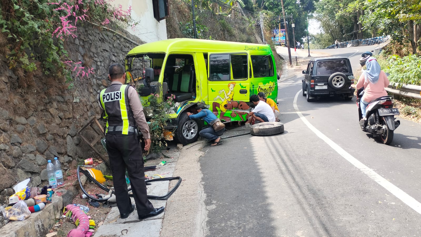 Kondisi mobil elf yang alami laka tunggal di Jurang Ampel Prigen Pasuruan (Lalu Lintas For Bacaind)