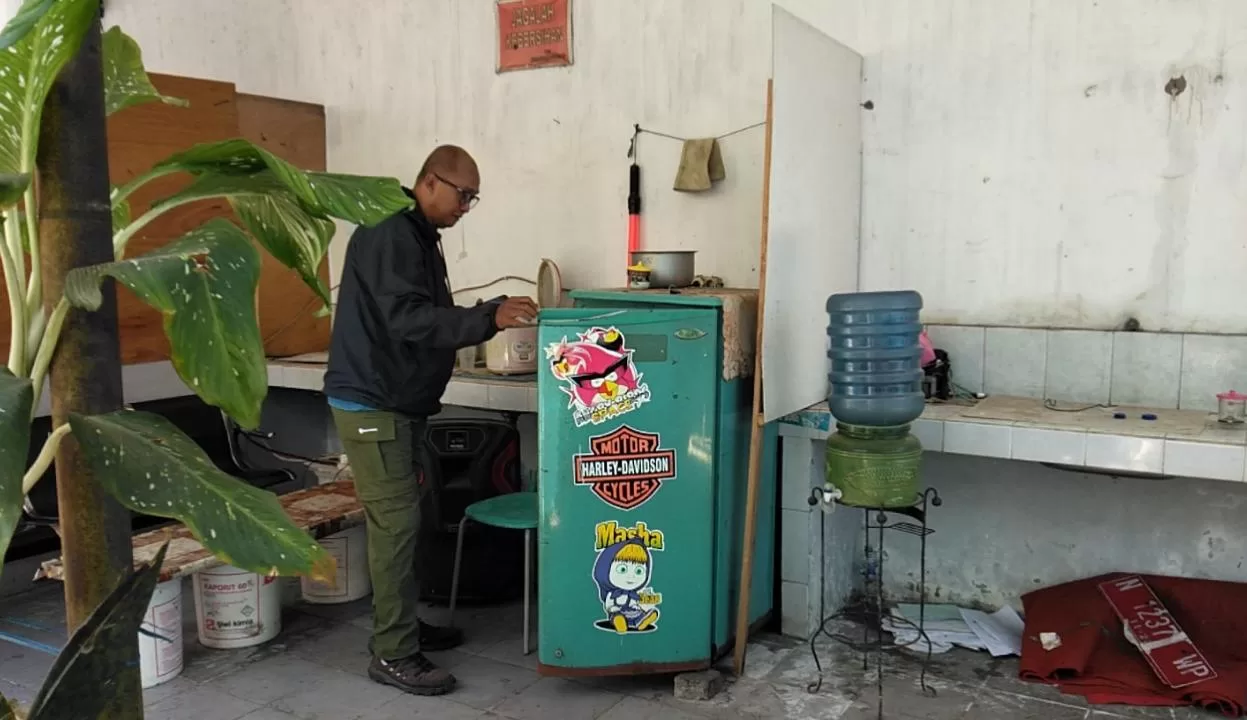 Tempat korbn meminum air didepan kulkas (BM)