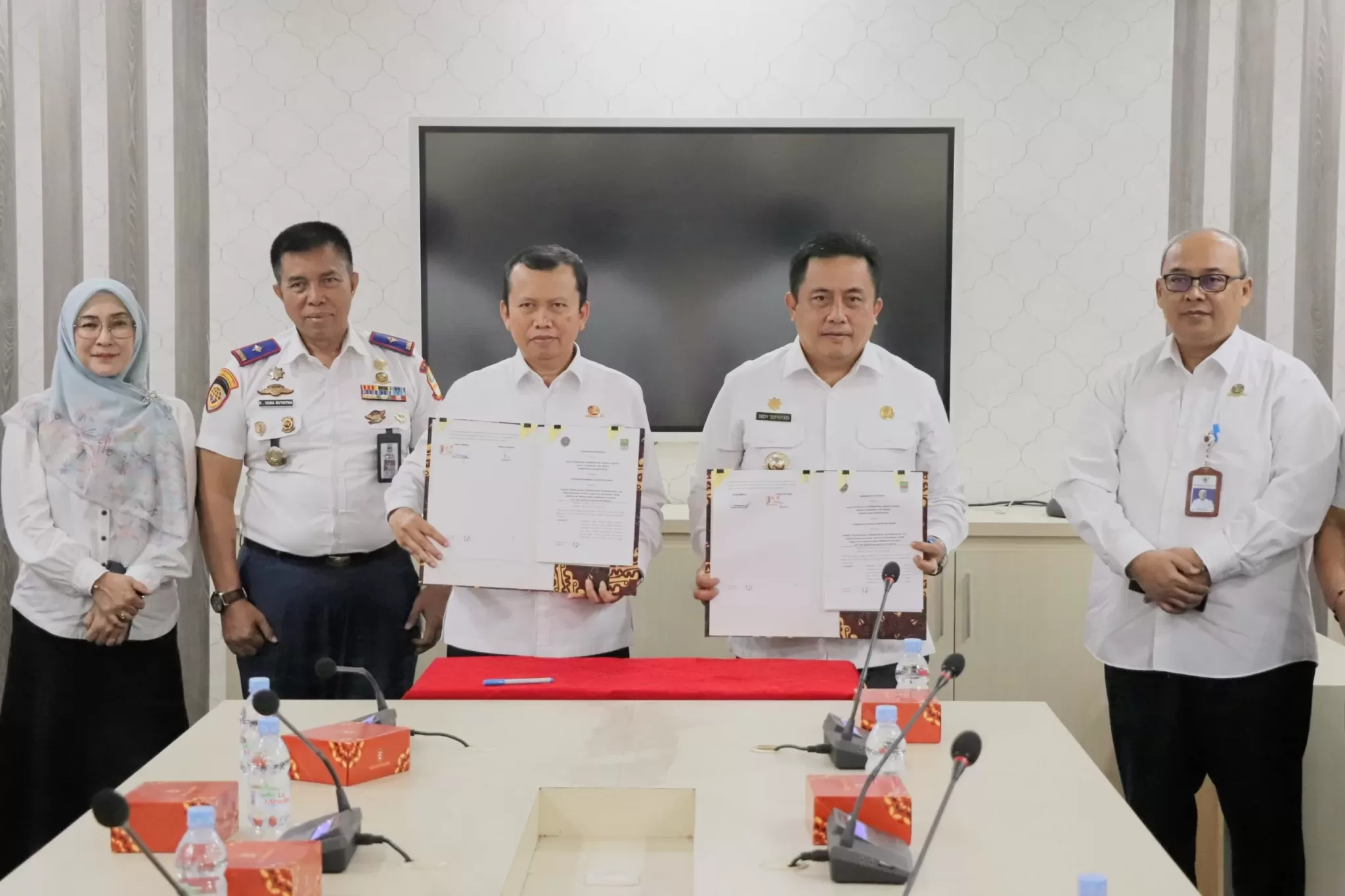 Pj Bupati Bekasi MoU Bus Transwibawamukti