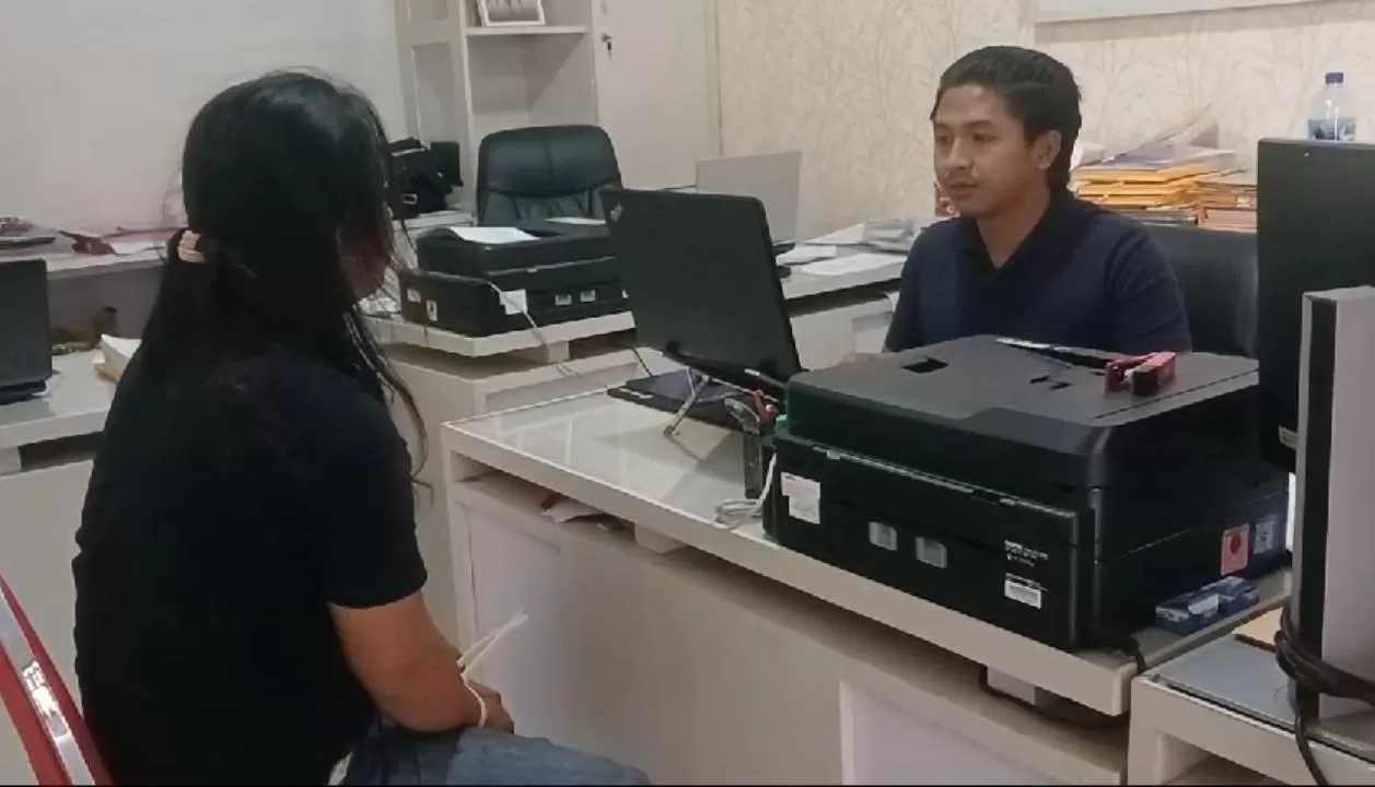 pelaku M-S saat dintrogasi tim penyidik polres pasuruan kota (BM)