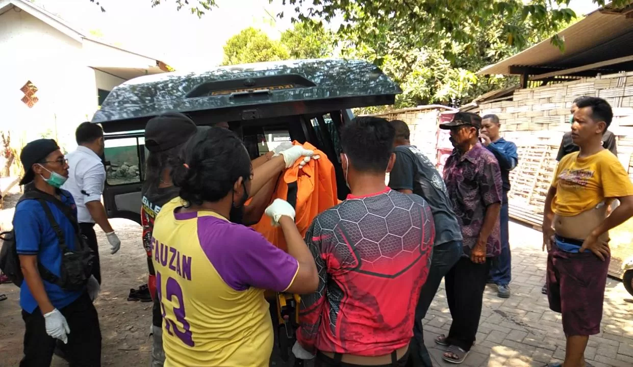 Petugas saat mengevakuasi mayat korban ke RS Pusdik Brimob Pasurun (BM)