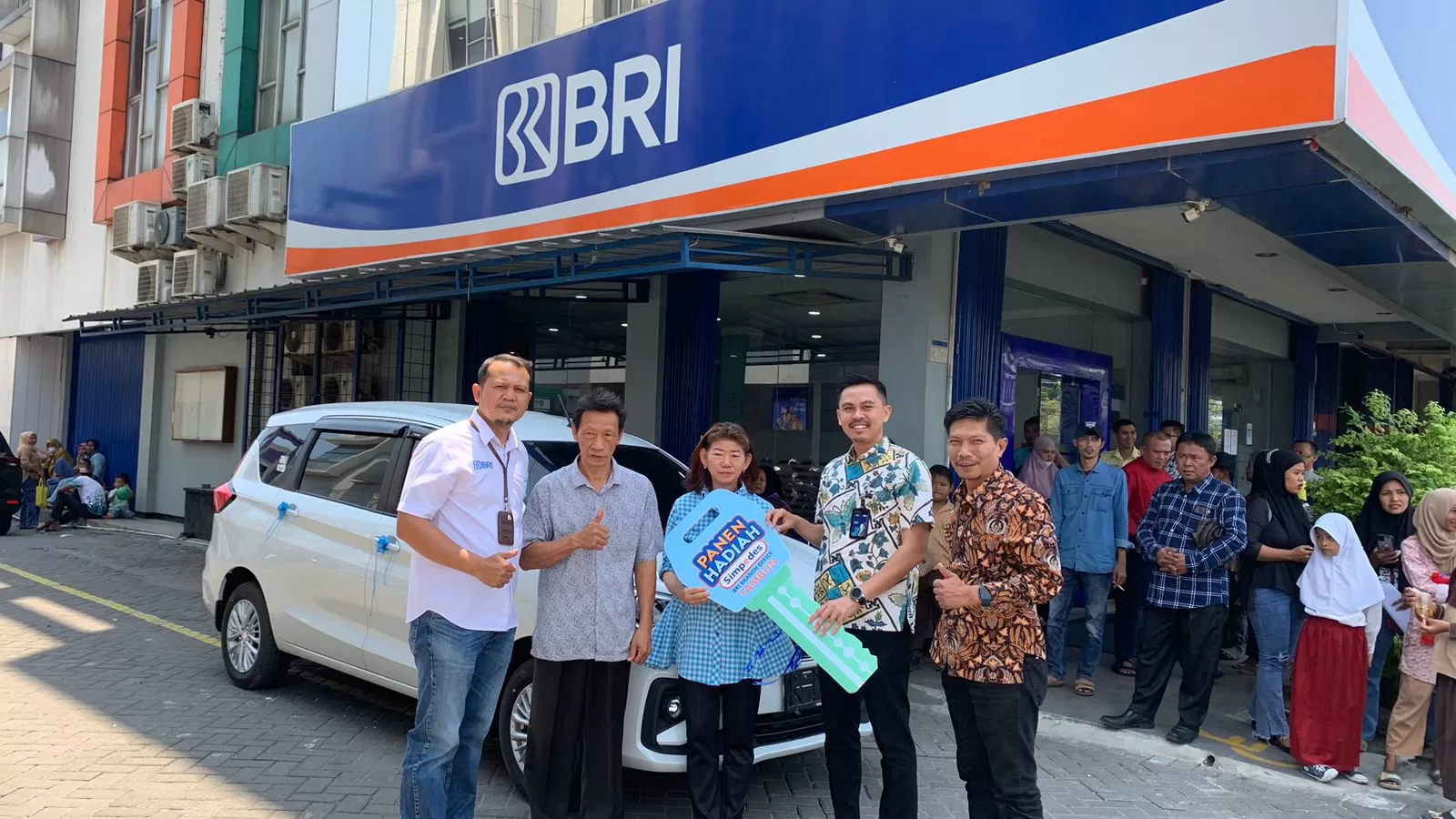 Penyerahan hadiah utama oleh bapak Pemimpin Cabang BRI Branch Office Tambun. Pemenang hadiah 1 unit mobil Suzuki Ertiga, Fu Sam Moi, nasabah BRI Unit Pasar Induk Cibitung