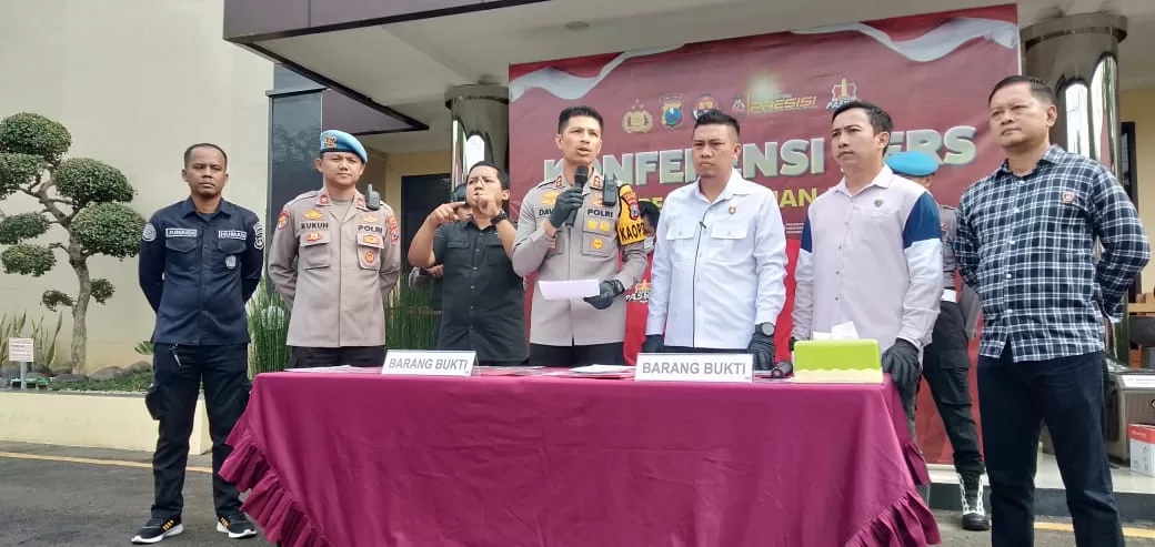 pihak kepolisian saat rilis di Mapolres Pasuruan Kota (BM)