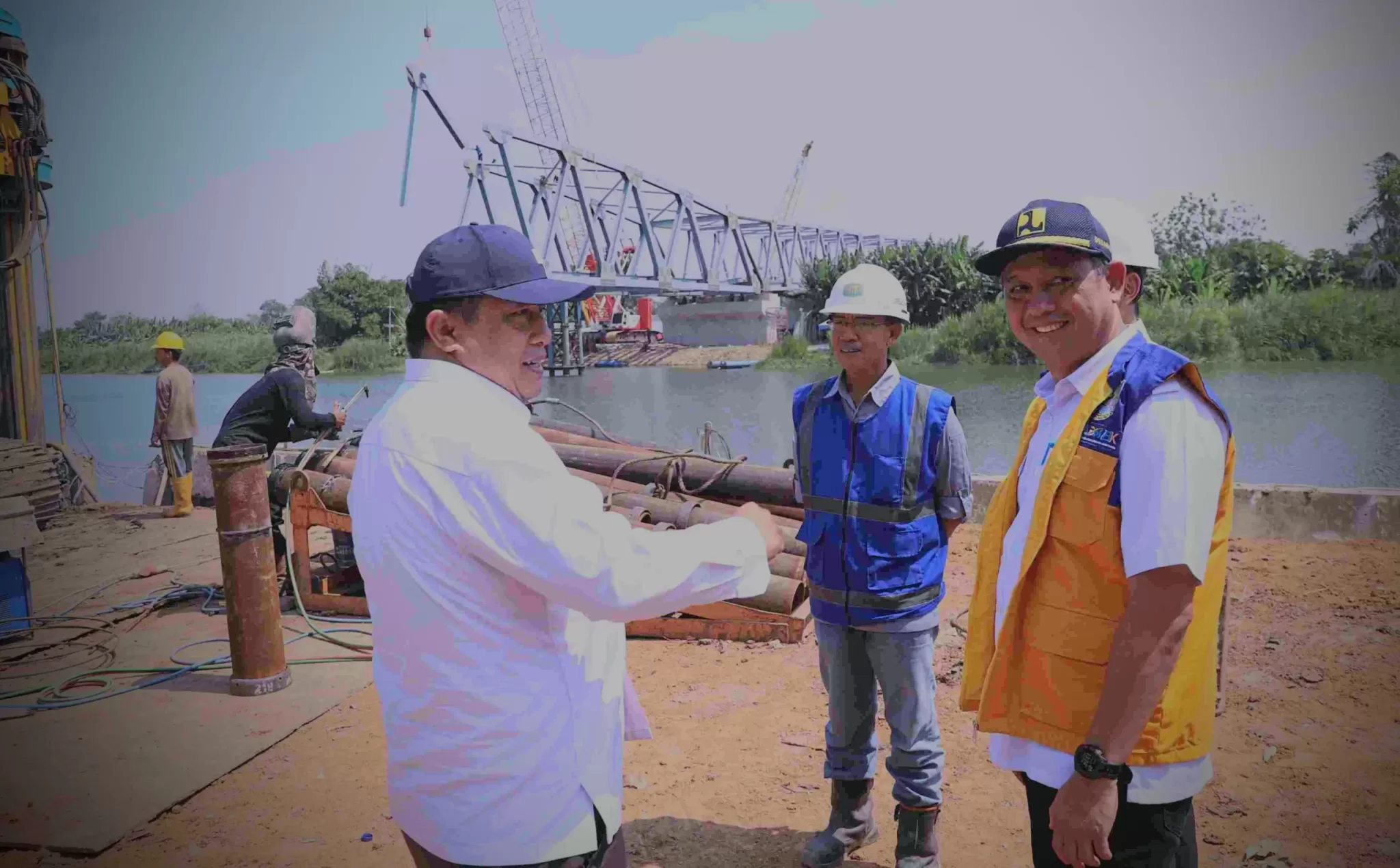 Pj tinjau langsung pembangunan jembatan citarum