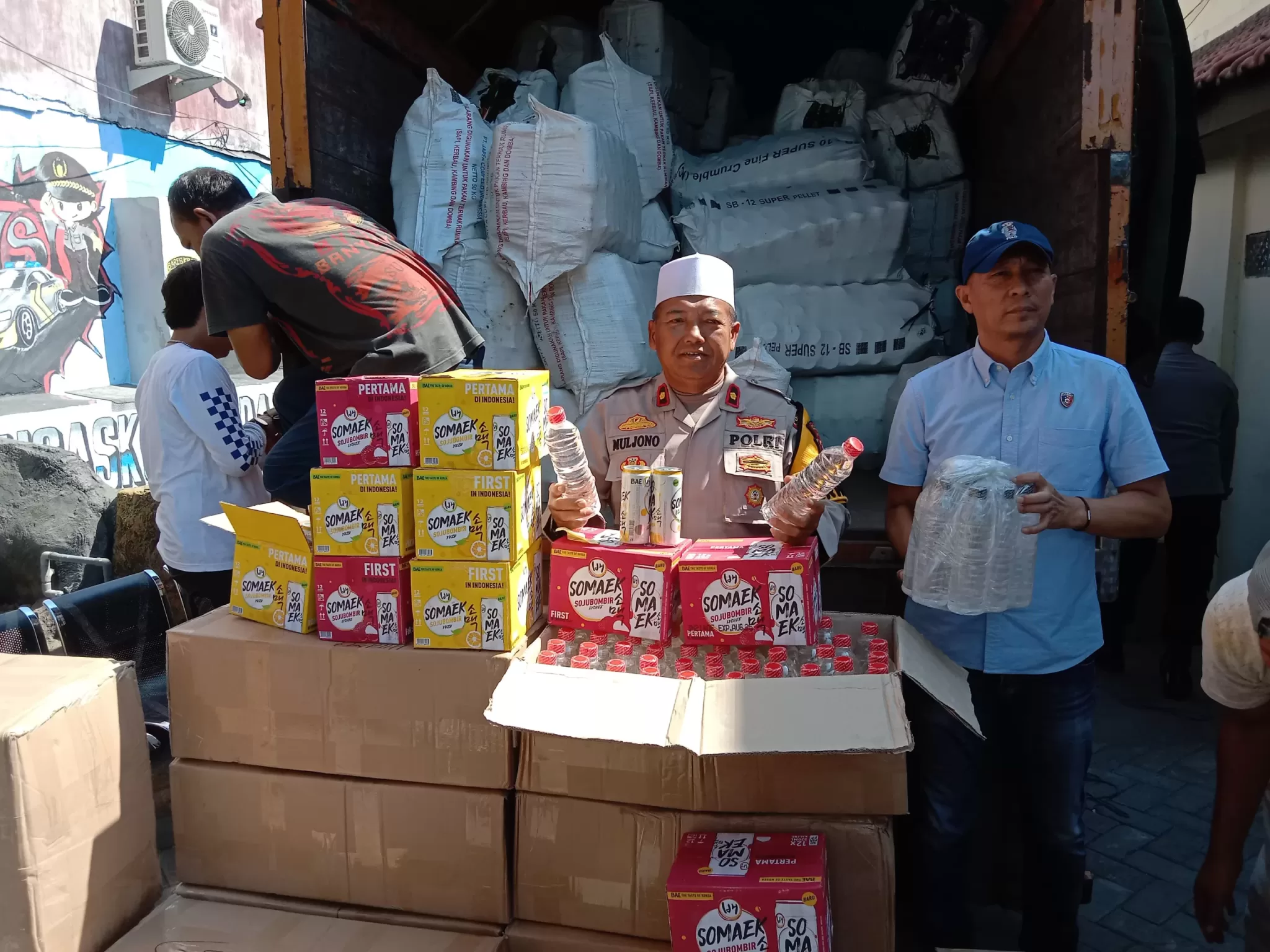 Polisi saat bongkar minuman keras dari dalam truck (BM)