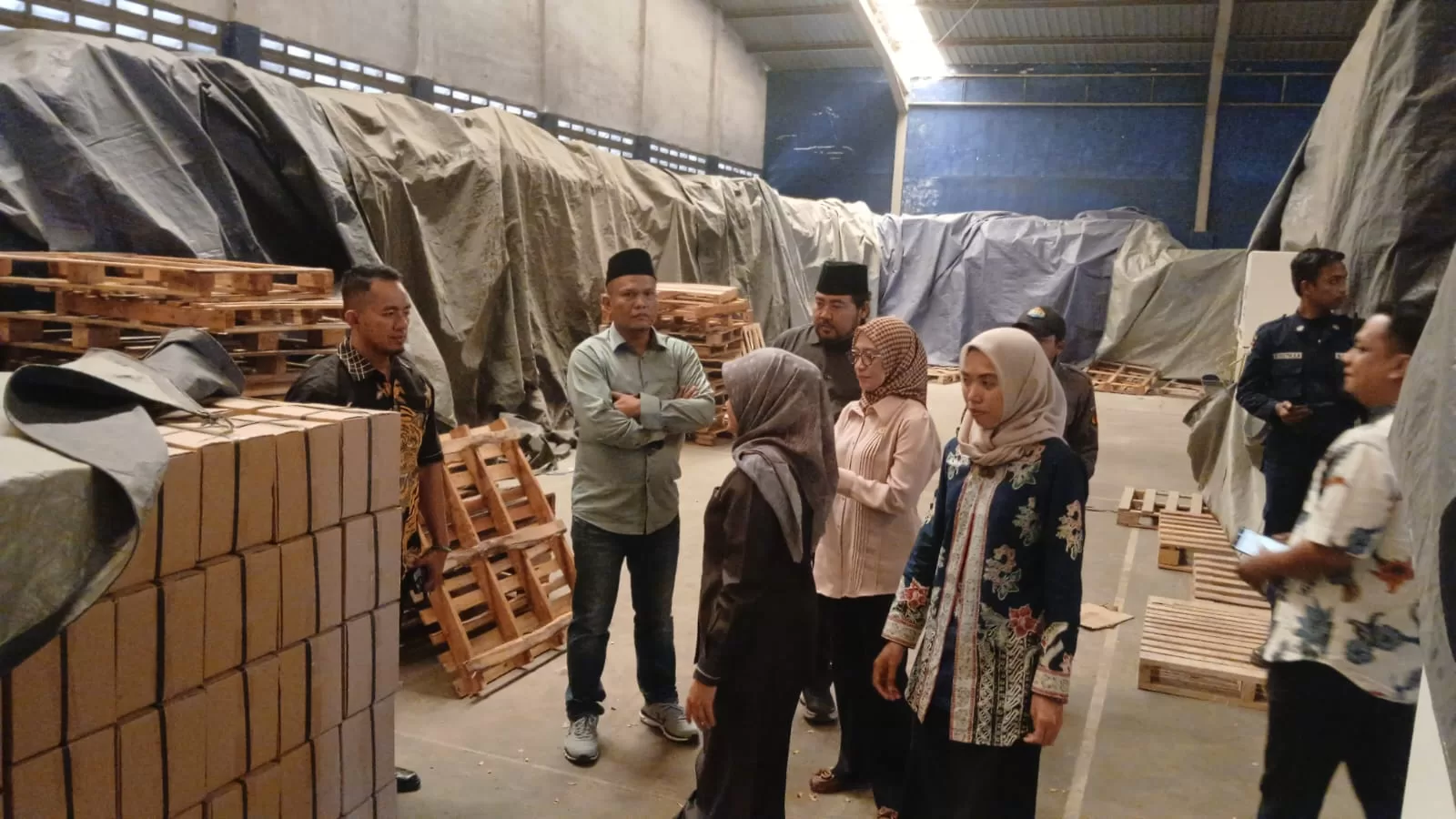 Suasana Komisi I saat melakukan sidak di Gudang Logistik KPU di Kecamatan Pohjentrek (BM)