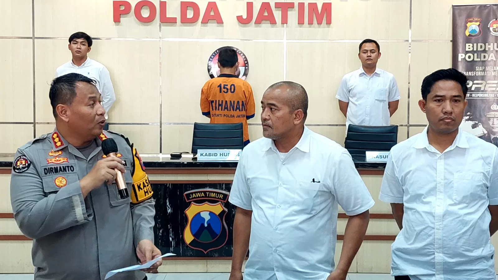 Anggota Kepolisian Polda Jatim saat memberikan keterangan kepada Media. (Hms)