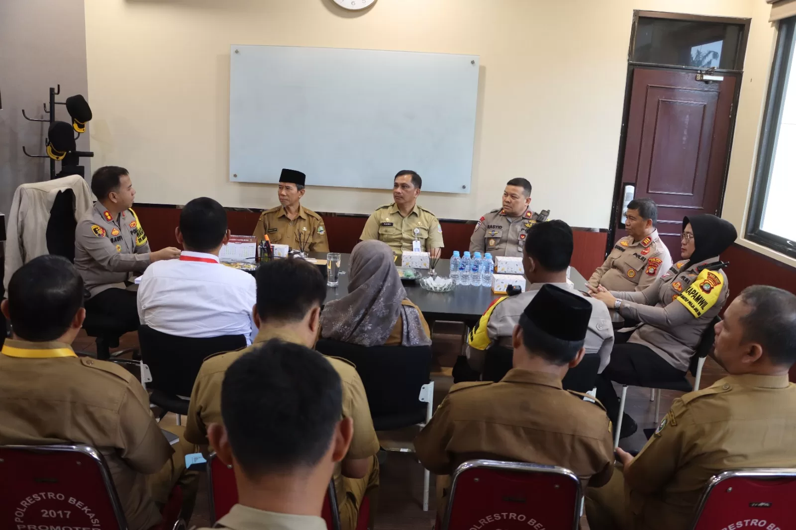 Wakapolres Metro Bekasi saat menggelar Rakor dengan Tokoh Pendidikan dan Instansi Terkait di ruang kerjanya. (Hms)