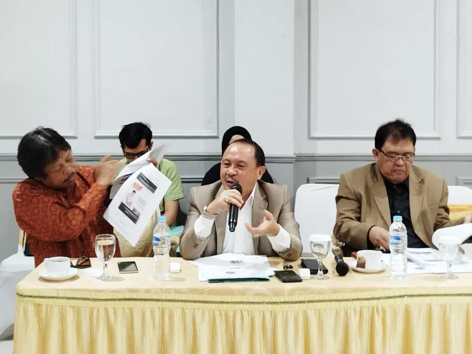 Iqbal Daut Hutapea bersama Tim Jaringan Adovkat Patriot Indonesia saat memberikan keterangan kepada awak media. (Firman)