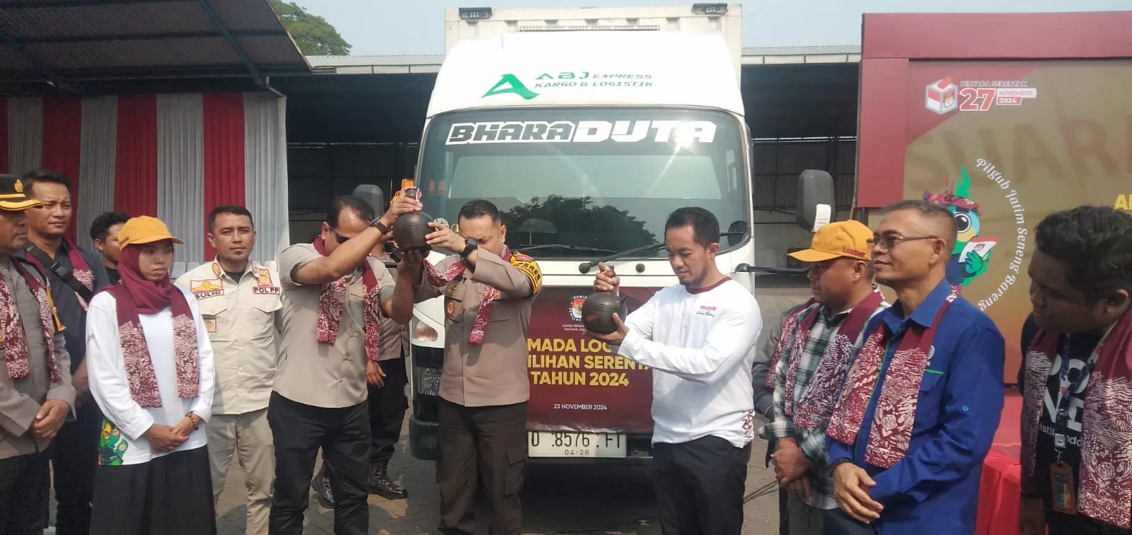 Saat Ketua KPU, Pj Bupati, Kapolres memberangkatkan Logistik dengan ditandai Pecah Gendi (BM)