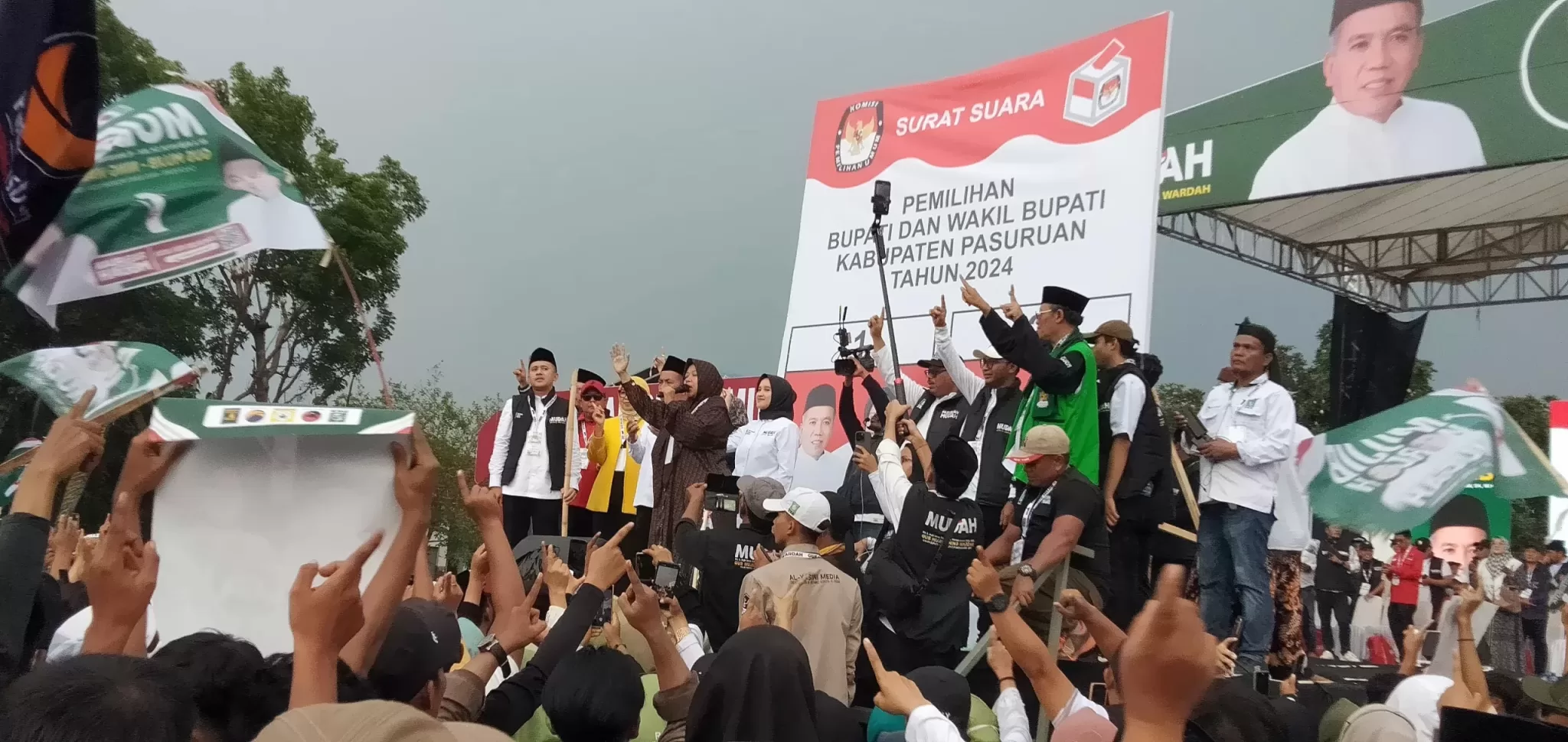 Suasana Gus Mujib - Ning Wardah saat menyapa Pendukung dan Relawan di Lapangan Puntir (BM)