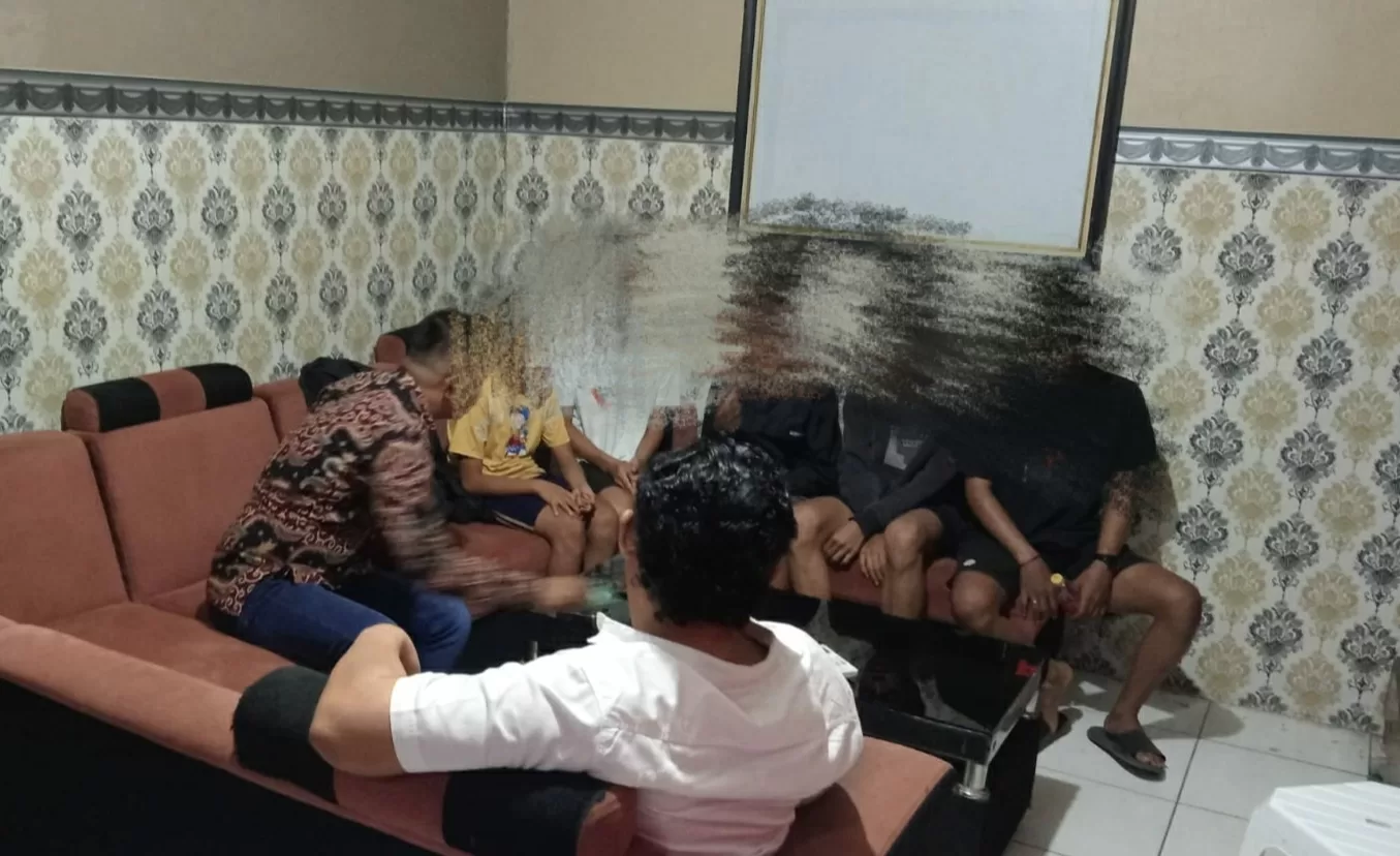 Kelima korban saat melaporkan ke Mapolsek Purwosari (BM)