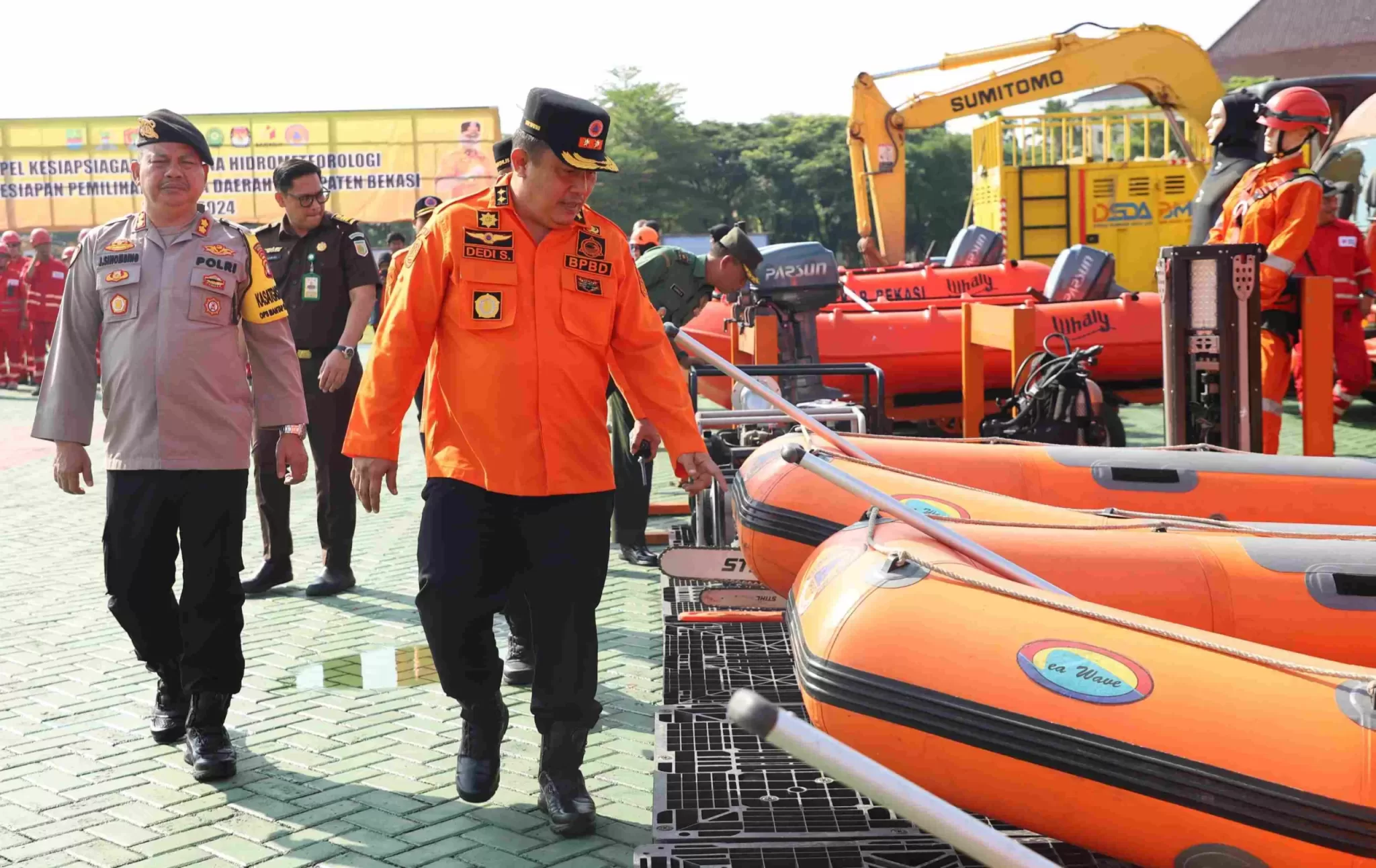 Pj Bupati Bekasi saat mengecek peralatan Kesiapsiagaan Bencana saat Apel Siaga Bencana Kabupaten Bekasi 2024. (Hms)