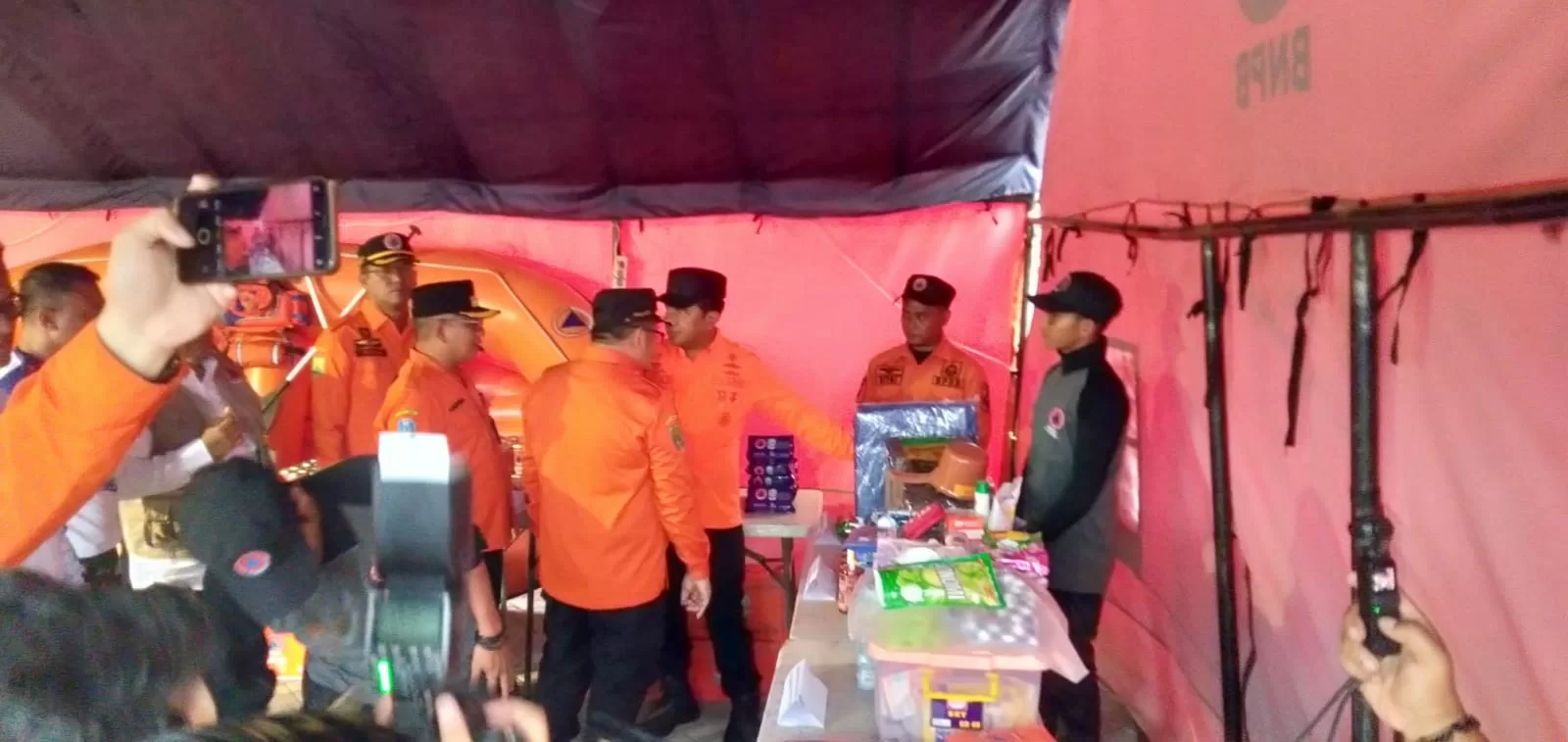 Pj Bupati Pasuruan bersama Kalaksa BPBD Kabupaten Pasuruan tinjau perlengkapan siaga bencana (BM)