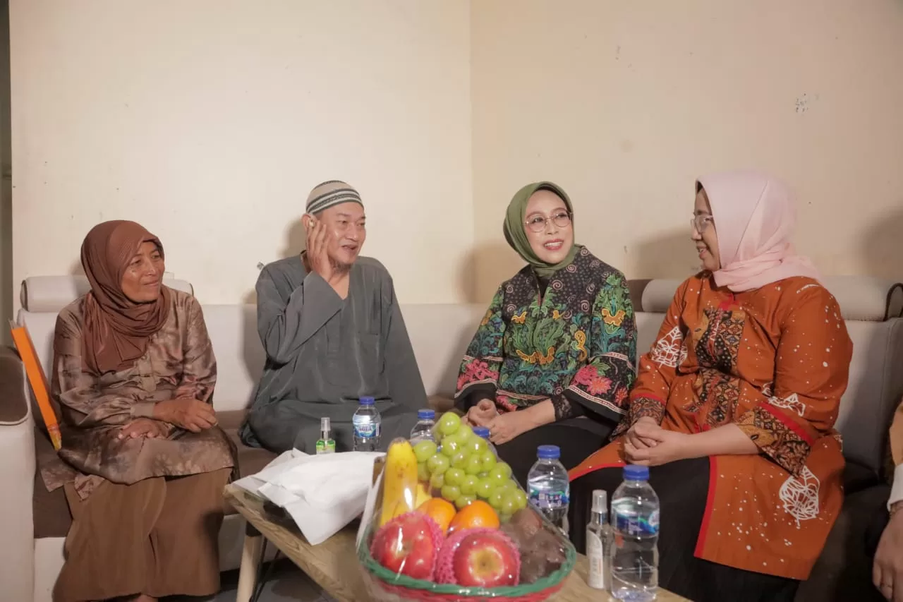 Penasihat Dharma Wanita Persatuan Kemensos Fatma Saifullah Yusuf saat berada di rumah keluarga pahlawan (BM)