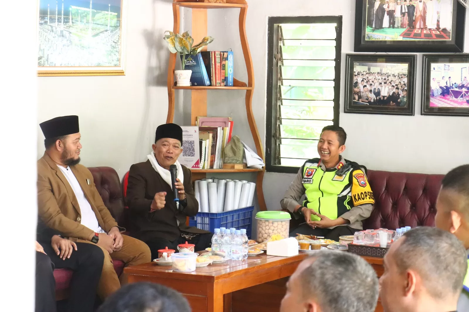 AKBP Mario Prahatinto saat berkunjung ke kediaman Gus Huda Ponpes Al-Rosyid Bojonegoro (BM)