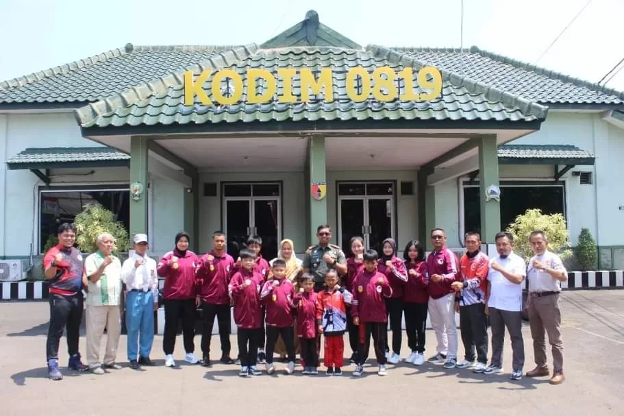 Komandan Kodim Kodim 0819 Pasuruan foto bersama atlet usai memberikan penghargaan kepada para atlet (Pen for Bacaind)