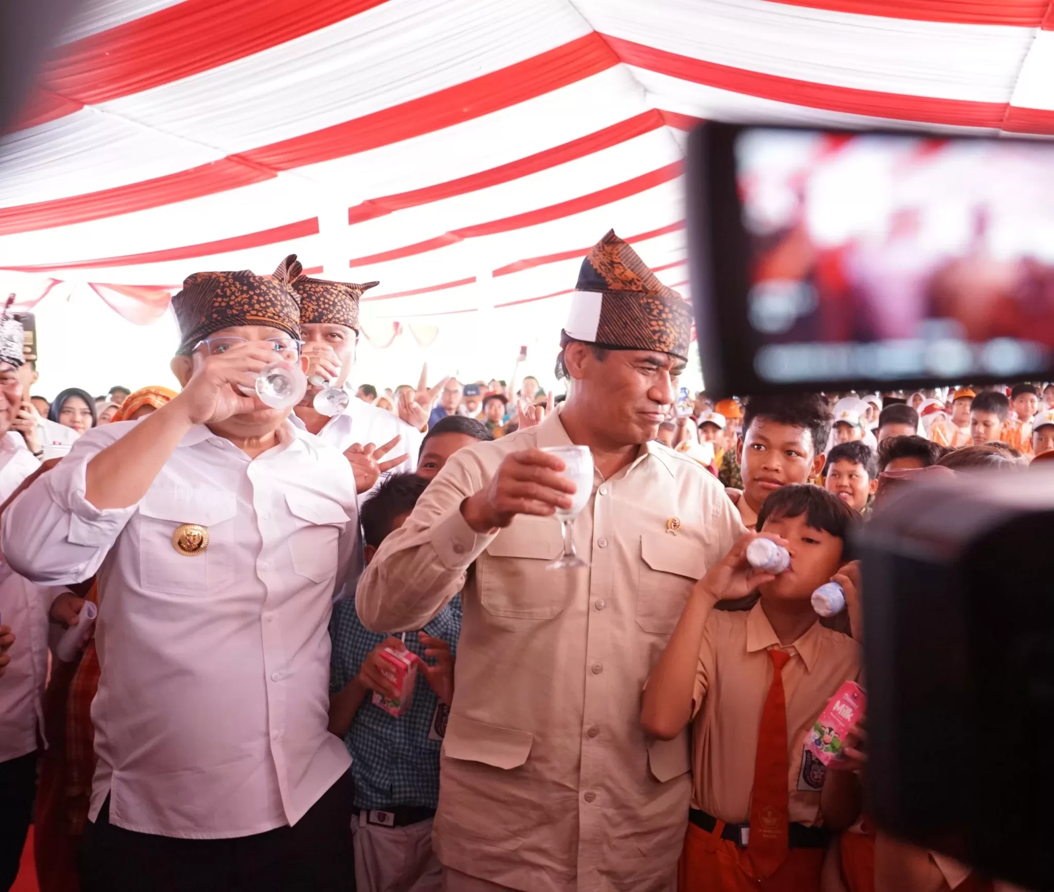 suasana Mentan Andi Amran bersama tamu undangan ajak siswa minum susu bersama (BM)