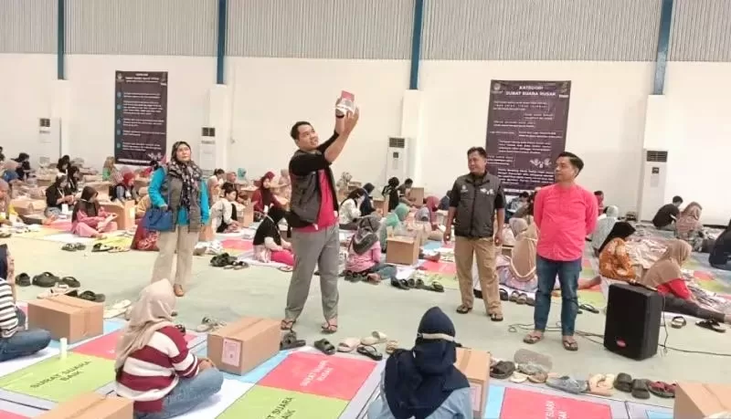 Suasana Sortir dan Lipat (Sorlip) Surat Suara KPU Kabupaten Bekasi. (Hms)