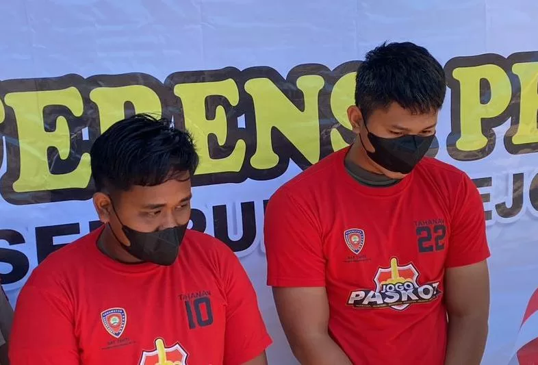 kedua pelaku saat diamankan di Mapolsek Purworejo (BM)