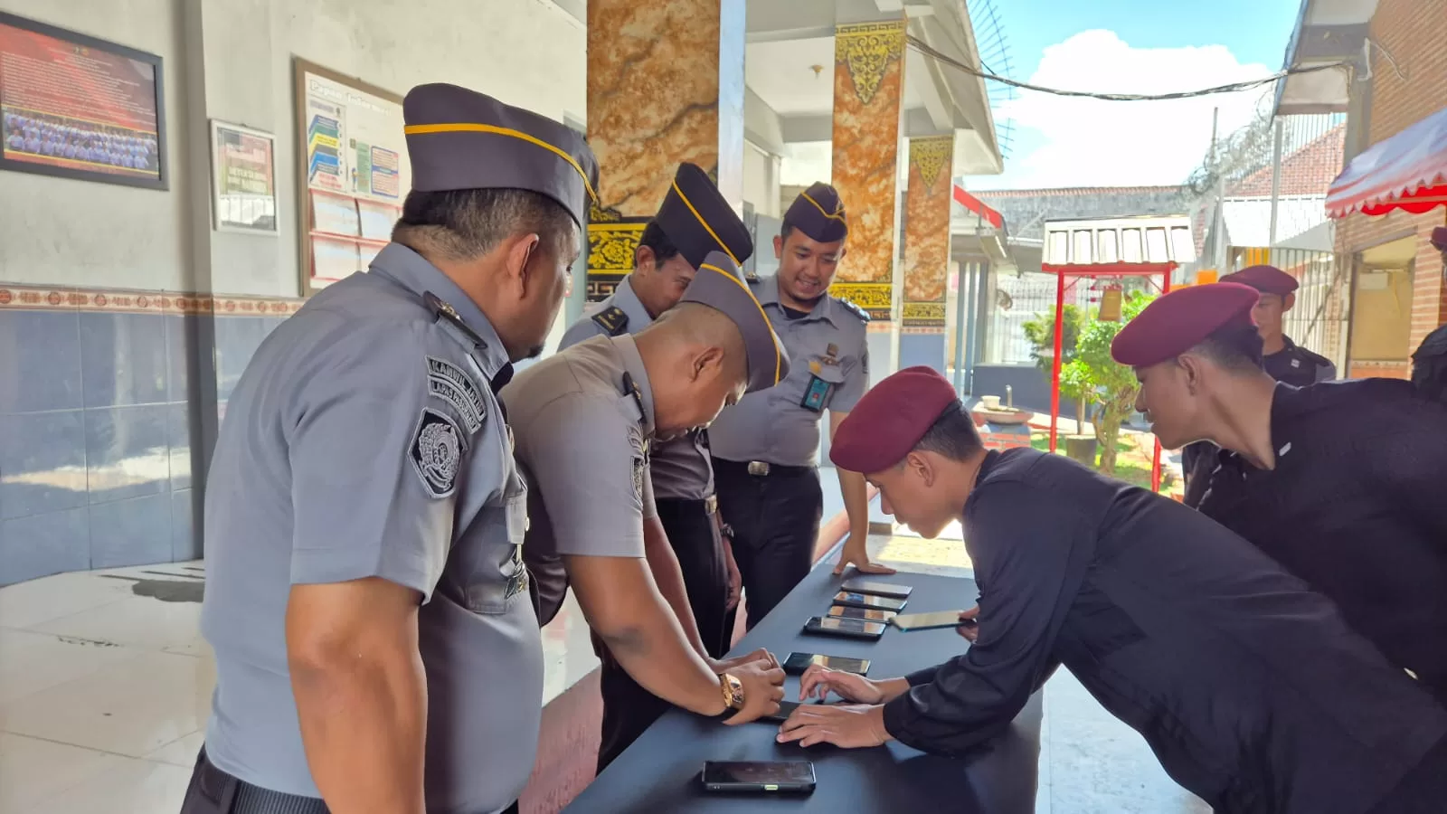 Ponsel milik anggota di cek satu persatu oleh Kepala Keamanan Lapas Pasuruan (BM)