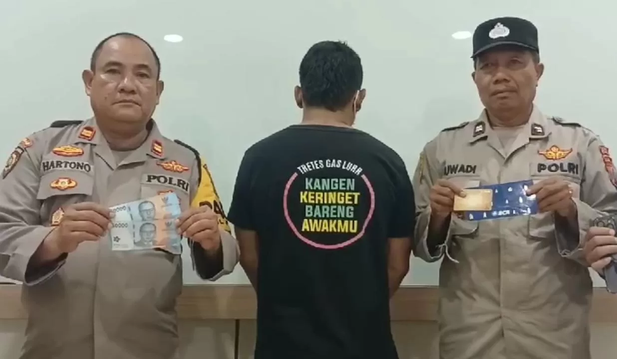 Pelaku saat digelandang ke tempat ruang konferensi Pers (BM)
