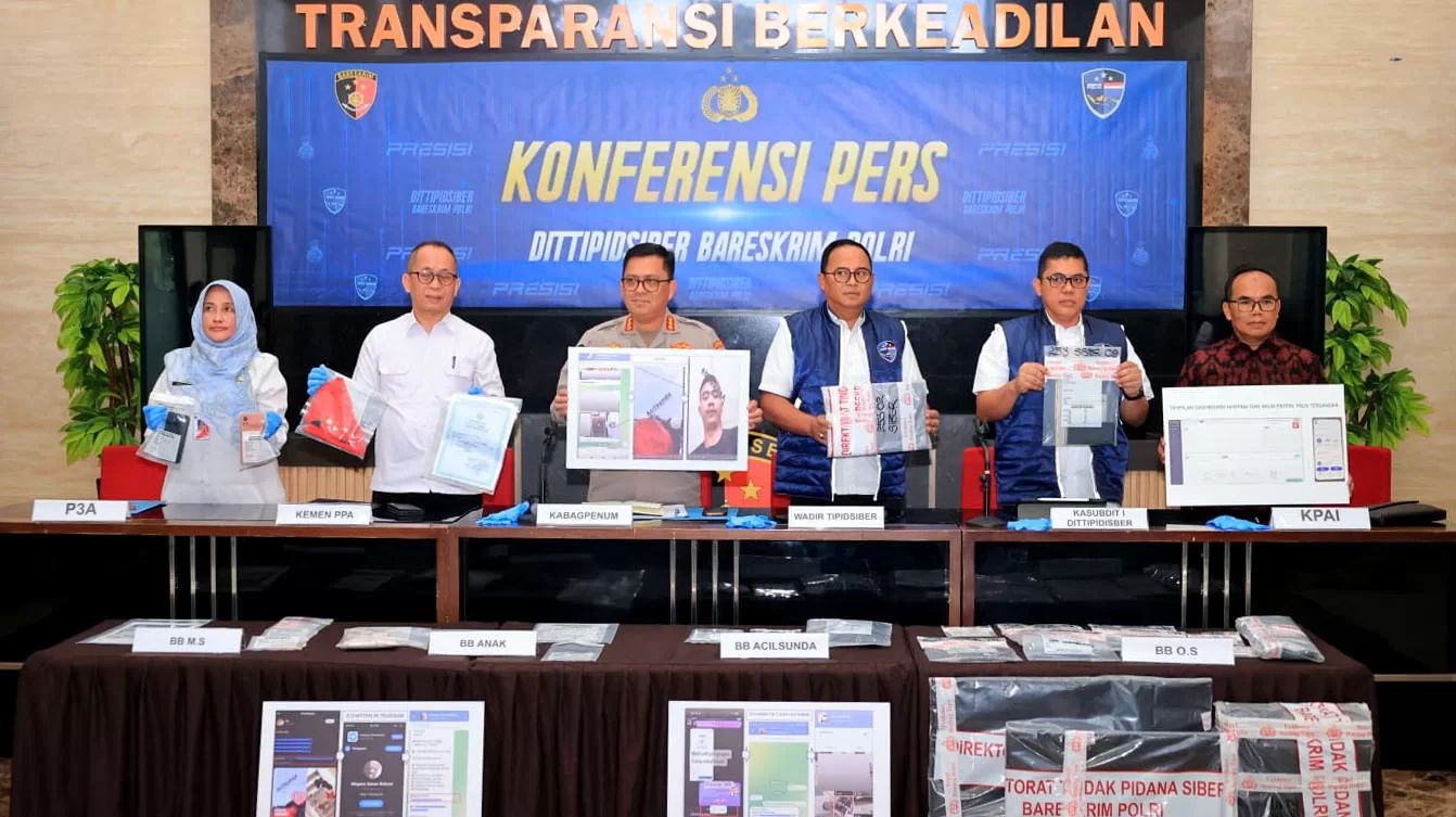 Pihak kepolisian menunjukkan barang bukti saat jumpa pers kasus penyebaran video pornografi. (Hms for BacainD.com)