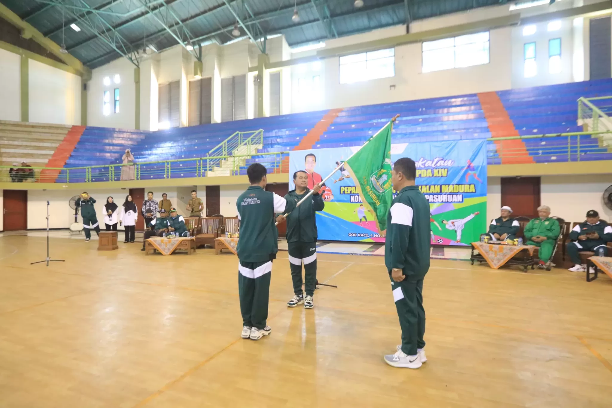 suasana saat Pj Nurkholis saat memberangkatkan atlet (hms for bacaind)