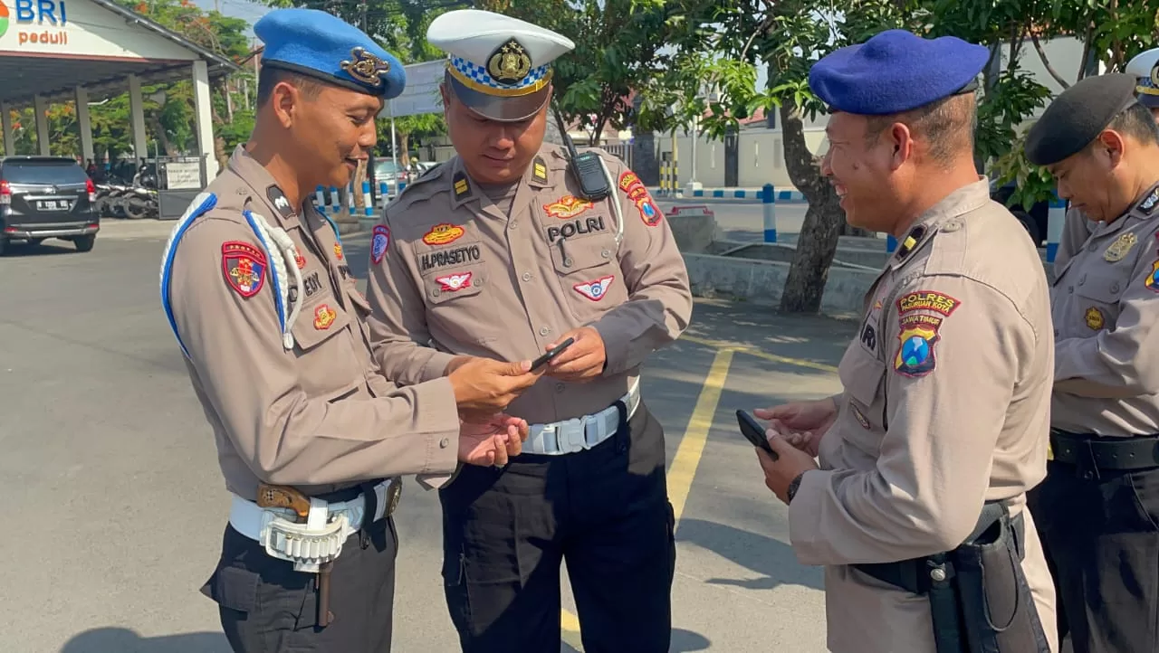 anggota Propam saat melakukan cek hp anggota Polres Pasuruan Kota (hms for bacaind)