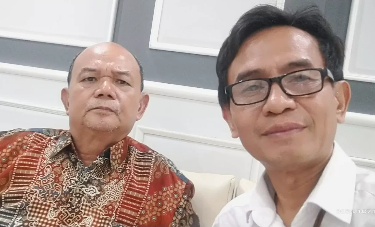 HM Yasin Mansyur SH dan Suryono ST saat berada di Kantor ATR/BPN Kota Bekasi, Kamis 7 November 2024. (Sry)
