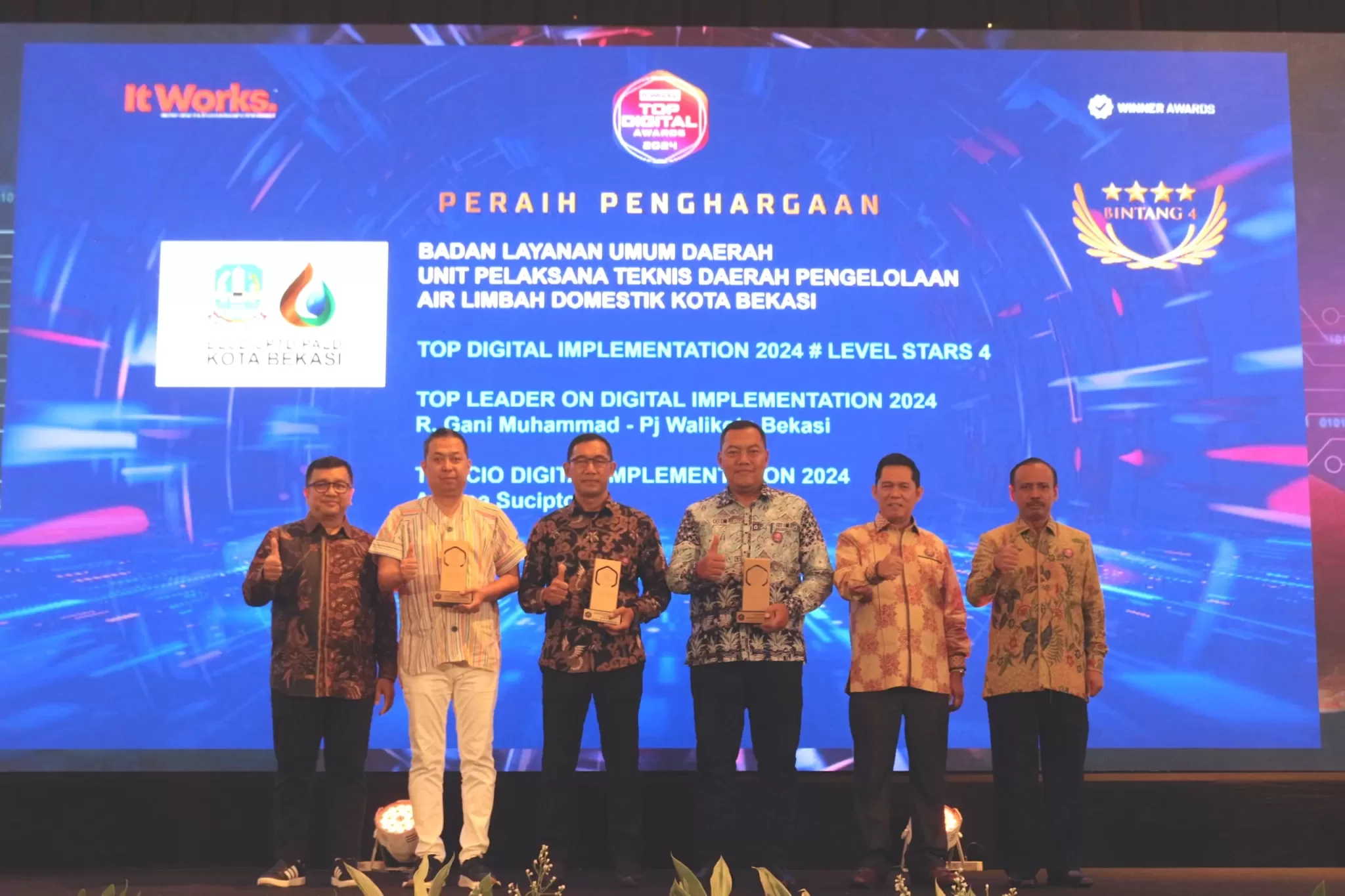 Andrea Sucipto, Pimpinan BLUD UPTD PALD Kota Bekasi saat menerima penghargaan TOP DIGITAL Awars 2024. (Dok BLUD UPTD PALD Kota Bekasi)