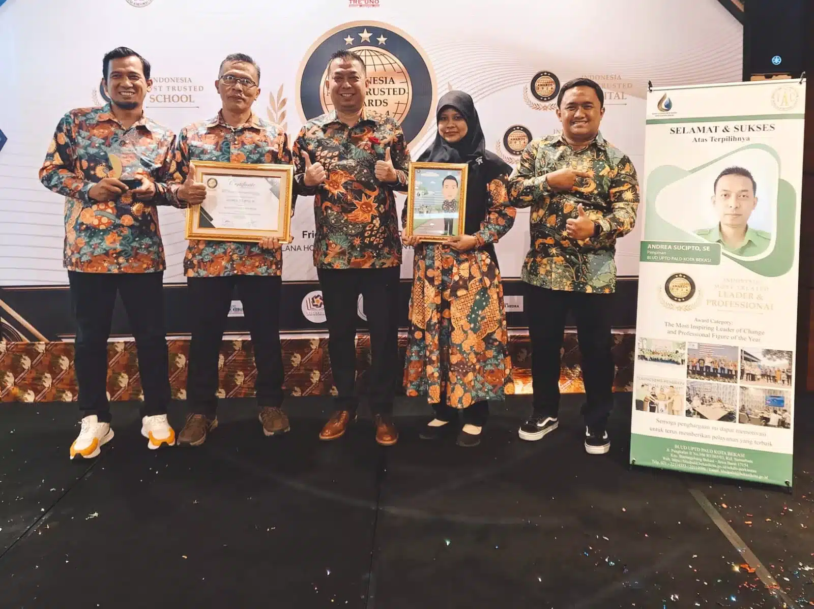 Andrea Sucipto dan anggota BLUD UPTD PALD Kota Bekasi saat menunjukkan penghargaan Indonesia Most Trusted Awards 2024. (Dok.UPTD PALD)