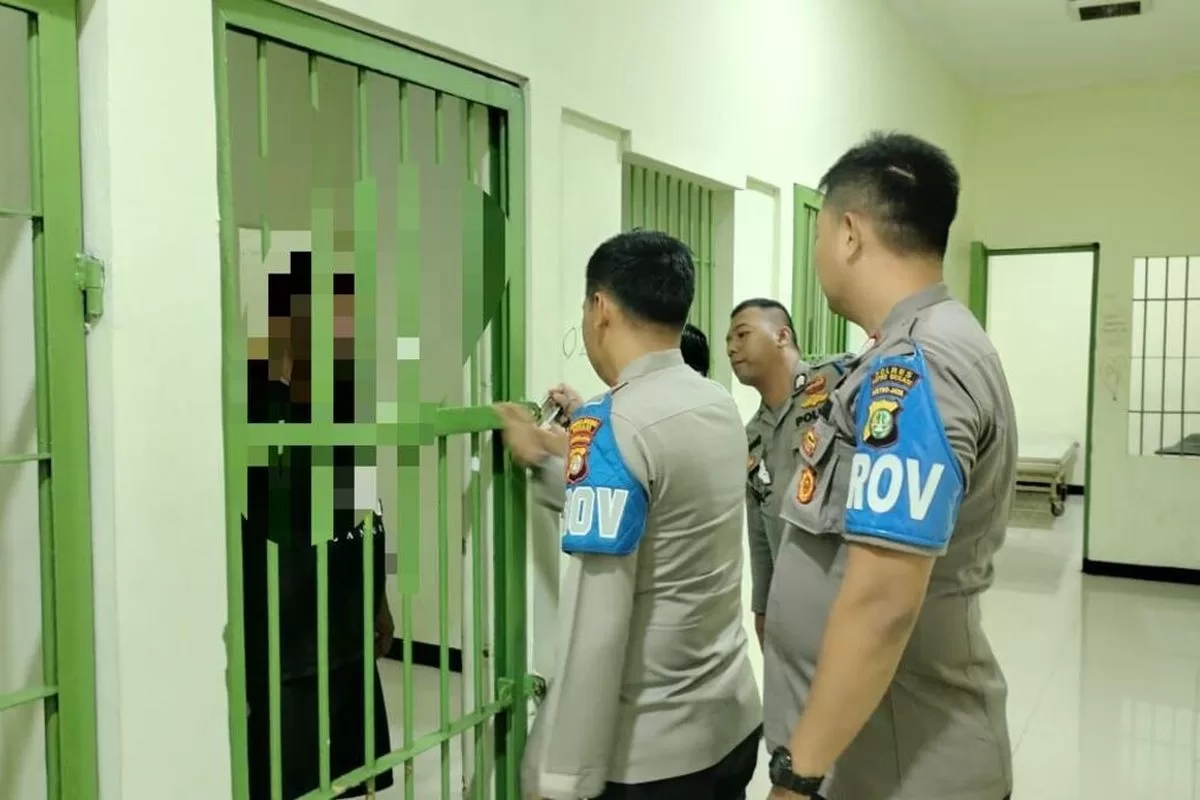 Nikso (41) oknum anggota polisi ditahan usai membunuh ibunya menggunakan Gas LPG 3 Kg. (Istimewa)